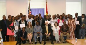 Photo de famille des officiels et des participants à la clôture de l'atelier le vendredi 28 juin 2013.
