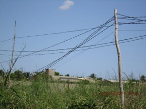 Des lignes électriques conçues par des particuliers qui rasent parfois les habitations et le sol.