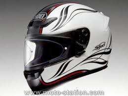 Un casque , c'est important avant de monter sur une moto. Ayez ce réflexe!