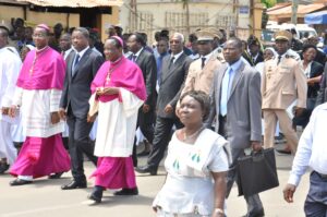 Faure Gnassingbé suivant le cortège funèbre de Mgr Robert Casimir Dosseh-Anyron