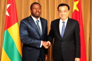 Poignée de mains entre le Président Faure et le Pm chinois