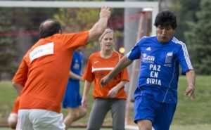 Le président bolivien, en bleu, sur un terrain de foot