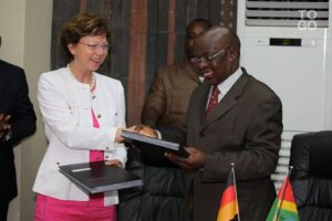 Echange de documents entre Mme Renate von Boddien, chef de la Division Afrique de l'Ouest II au ministère allemand de la Coopération et le ministre Ayassor