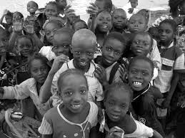 Des enfants qui ont besoin des soins de leurs ainés